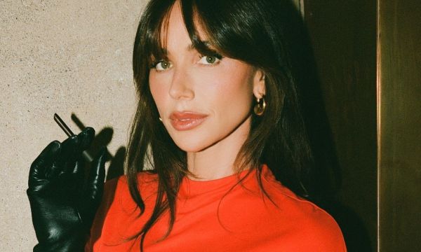 Ρουζ κάτω από τα μάτια; Η τάση που ανατρέπει το μακιγιάζ