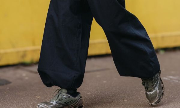 9 + 1 κομψά sneakers που λειτουργούν στο γραφείο και πώς να τα φορέσεις