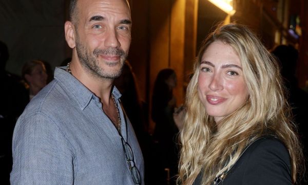 Μουζουράκης - Κόζαρη: Η σπάνια εμφάνιση του ζευγαριού έδειξε αυτό που ήδη ξέραμε για τη σχέση τους