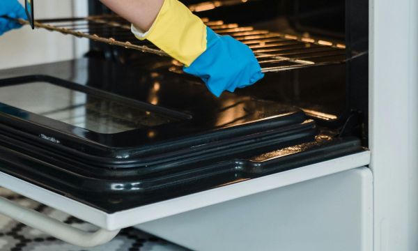 Πώς να καθαρίσεις γρήγορα όλο τον φούρνο σου μόνο με μαγειρική σόδα