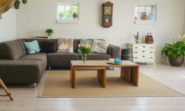 Αντίο στο δάπεδο laminate: Η κομψή τάση που θα κυριαρχήσει στον εσωτερικό σχεδιασμό το 2026