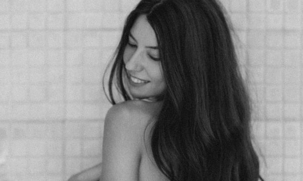 Μια κουταλιά καφέ στο λούσιμο; Το απλό beauty trick που έγινε τάση & τι πραγματικά κάνει στα μαλλιά