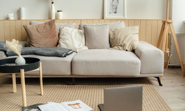 Soft Minimal: Η νέα τάση που αφήνει πίσω τον «ψυχρό» μινιμαλισμό για ένα σπίτι γεμάτο ζεστασιά