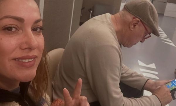 «Ψηλά το κεφάλι», γράφει η Κλέλια Ρένεση για τη μάχη που δίνει ο πατέρας της με τον καρκίνο