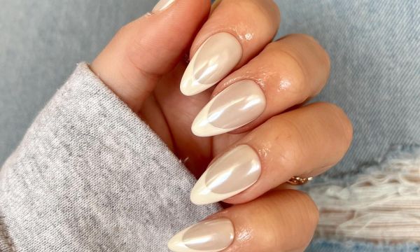 Η τάση του «παγωμένου» γαλλικού μανικιούρ μας βοηθά να περάσουμε τον χειμώνα