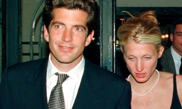 Kennedy Jr - Bessette: 4 μυστικά που αποκαλύφθηκαν από τη σειρά και ο ρόλος της μαμάς Jackie Ο.