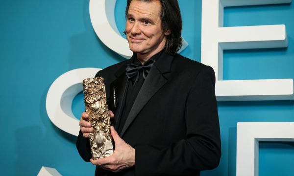 Ο Jim Carrey κατέρριψε (επιτέλους) τις θεωρίες συνωμοσίας για το πρόσωπό του