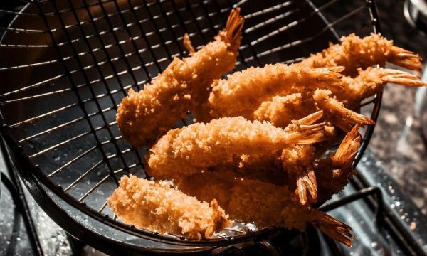 Ήρθε η στιγμή να πεις αντίο στη φριτέζα αέρος; Η νέα έξυπνη συσκευή που κάνει τα πάντα στην κουζίνα