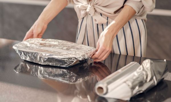 4 τρόφιμα δεν πρέπει ποτέ να τυλίγεις σε αλουμινόχαρτο λένε οι ειδικοί