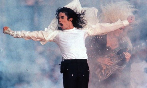 Bigi Jackson: σπάνια εμφάνιση του γιου Michael Jackson στο Los Angeles με ένα νοσταλγικό t-shirt 