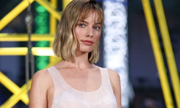 Πόσο θεά τη θες;  Η Margot Robbie με κοντό καρέ μαλλί και broken bangs στο Chanel Show