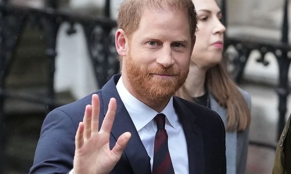 Πρίγκιπας Harry: Οι κινήσεις των χεριών του μαρτυρούν ένα μεγαλύτερο πρόβλημα