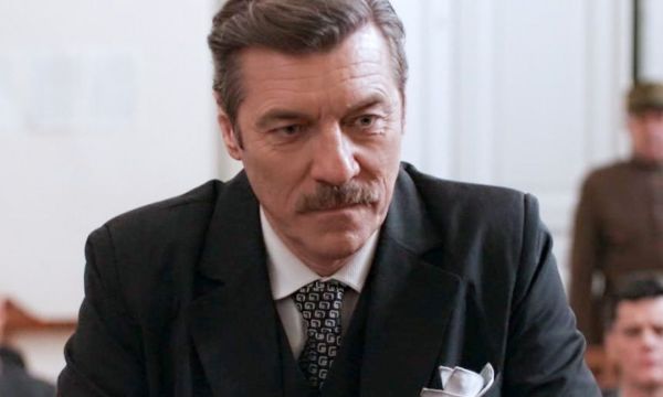 Ο Γιάννης Στάνκογλου μαινόμενος στο Grand Hotel: Ετοιμάζει σχέδιο δολοφονίας για ένα ζευγάρι