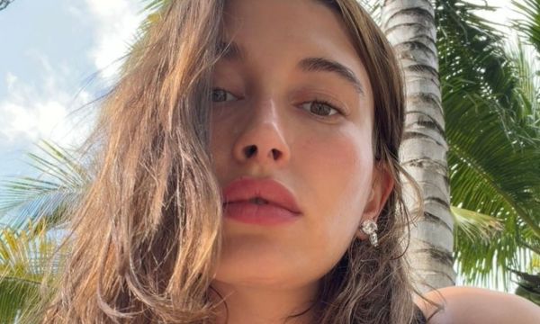 Το κραγιόν που θα φορέσεις την άνοιξη ονομάζεται sheer lipstick & είναι διάφανο, όπως το φαντάζεσαι