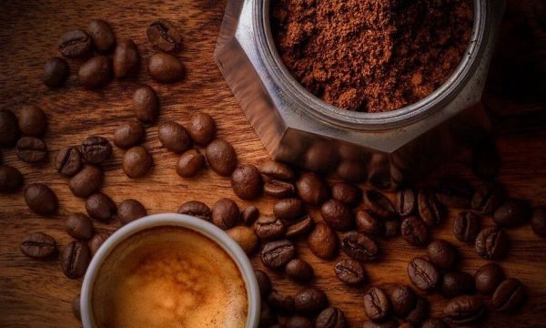 Ανακάτεψε χρησιμοποιημένο καφέ με ξύδι: το απλό κόλπο που βοηθά να καθαρίσεις εύκολα την κουζίνα