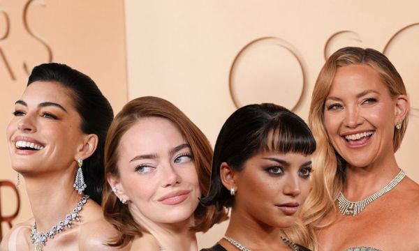 Oscars 2026: Emma Stone ή Kate Hudson - όλα τα beauty looks απευθείας από το κόκκινο χαλί