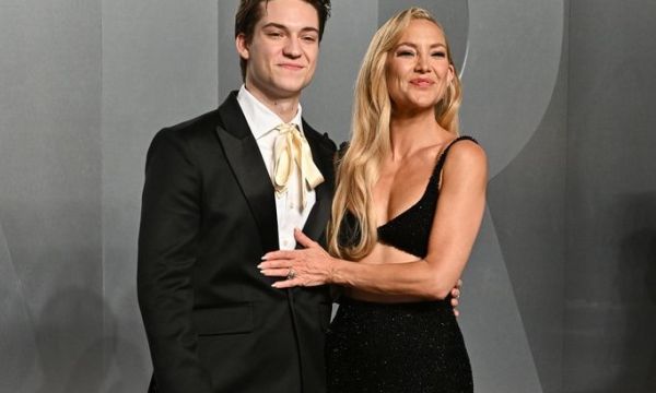 Για την Kate Hudson οι επίσημες εμφανίσεις είναι οικογενειακή υπόθεση: Είδες τον 22χρονο γιο της;
