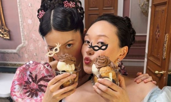 Αυτό είναι το foundation και τo ρουζ που χρησιμοποιήθηκαν στην 4η σεζόν του Bridgerton