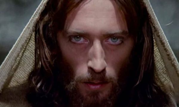 Ο Robert Powell, ο τηλεοπτικός Ιησούς από τη Ναζαρέτ έκανε μια σπάνια εμφάνιση στο κοινό στα 81 του