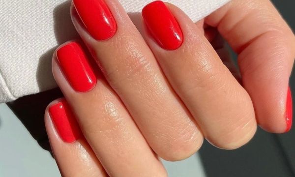 10 κομψά χρώματα νυχιών που θα κυριαρχήσουν την άνοιξη του 2026