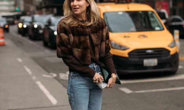 Outfit ideas: Τα τζιν με τακούνια επιστρέφουν & το πώς τα φοράμε τώρα κάνει τη διαφορά