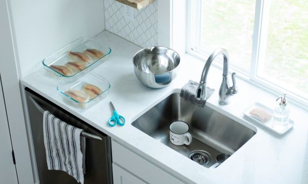 Mην ξαναβάλεις πιατοθήκη στον νεροχύτη: η νέα τάση δεν πιάνει χώρο και κρατά την κουζίνα σου καθαρή