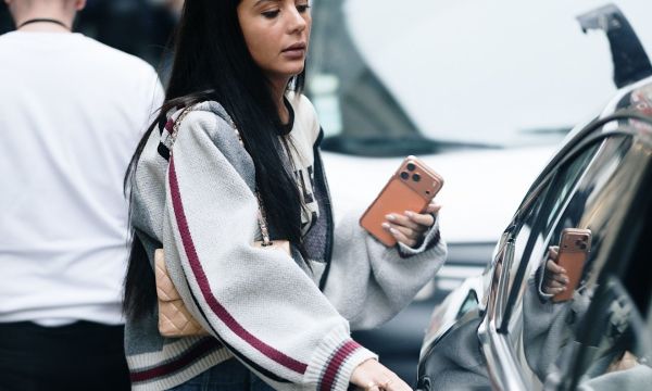 Sweatpant jeans: Η άνεση της φόρμας συναντά το στυλ και τη διαχρονικότητα του τζιν