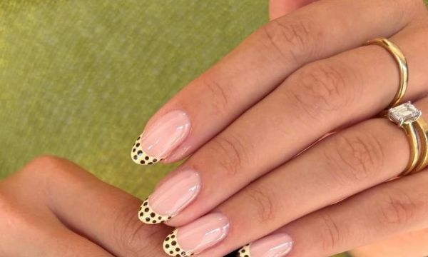 Γαλλικό μανικιούρ με πουά: 12 κομψές ιδέες για την άνοιξη–καλοκαίρι 2026