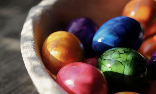 Με ρύζι ή με μαγειρική σόδα; 6 εύκολοι εναλλακτικοί τρόποι να βάψεις πασχαλινά αυγά