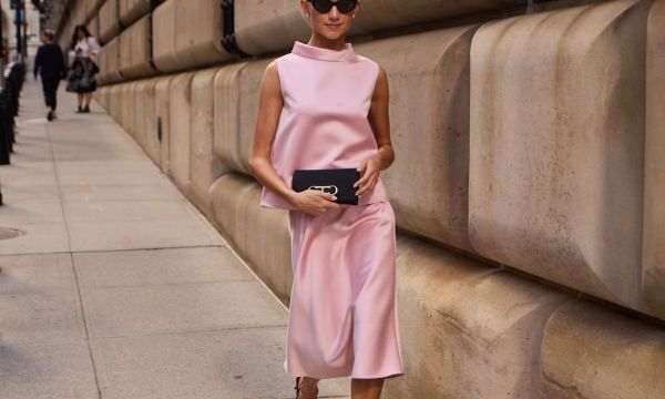 Floral φορέματα, σατέν πουκάμισα και άλλες ιδέες για να εντυπωσιάσεις στο Πασχαλινό τραπέζι