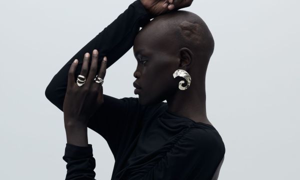 Ένα ελληνικό brand κοσμημάτων παίζει με την αφαιρετικότητα των σχημάτων και εντυπωσιάζει