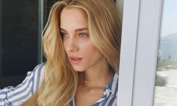 To lip oil της Δούκισσας Νομικού θα δείξει το χαμόγελο σου πιο λευκό