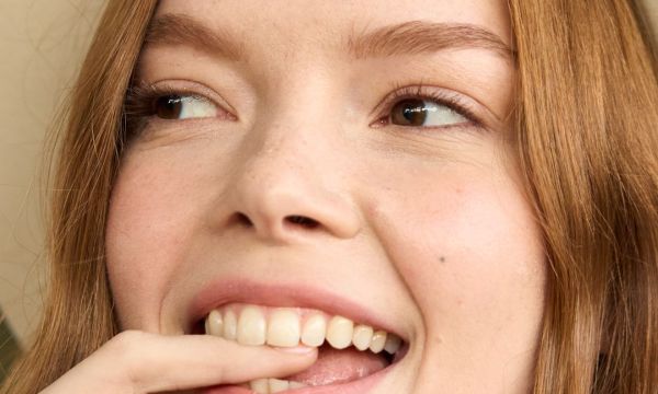 Whisper nails: Η  μίνιμαλ τάση στα νύχια που «φωνάζει» old money