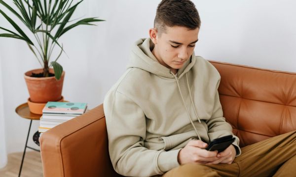 Τι είναι το gooning και γιατί πρέπει να μιλήσεις στο παιδί σου γι' αυτό χωρίς ντροπή