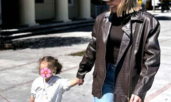 Η Ιωάννα Μαλέσκου και η κόρη της, Μαρίλια, έφτιαξαν τα δικά τους μπότια για το έθιμο στην Πρέβεζα