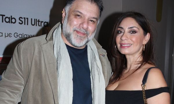 Η συγκινητική αφιέρωση του Γρηγόρη Αρναούτογλου στη μητέρα του & η 1η εμφάνιση με τη Νάνσυ του