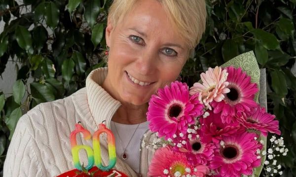 Η Νατάσα Παζαΐτη έγινε 60 χρονών: Η γλυκιά αφιέρωση στην τούρτα από τα παιδιά της, Αλίκη & Αλέξανδρο