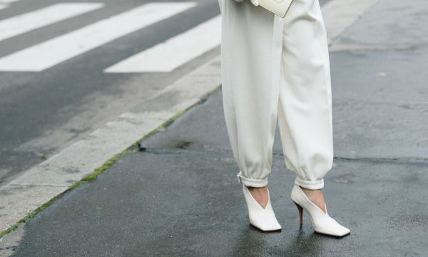 Αυτά τα 3 χρώματα στα παπούτσια θα αντικαταστήσουν τα μαύρα αυτή την άνοιξη