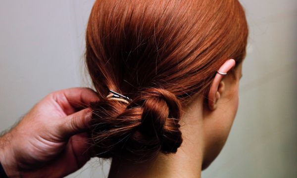 To sunwashed red αντικαθιστά το ξανθό για τη άνοιξη του 2026