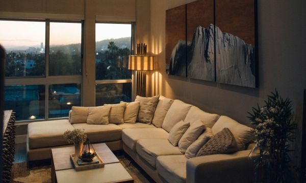 7 μικρά μυστικά διακόσμησης που θα κάνουν το σαλόνι σου να δείχνει μεγαλύτερο και πιο στιλάτο