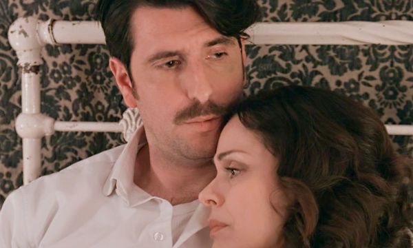 Ο γάμος Λαμπρόγιαννη - Γεροντιδάκη στο Grand Hotel προκαλεί σκάνδαλο όπως και η νέα φυγή Κουκουράκη