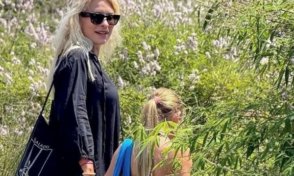 Η Μαρίνα Παντζοπούλου είναι ήδη fashionista: Το αξεσουάρ που επέλεξε με την μαμά της, Ελένη Μενεγάκη