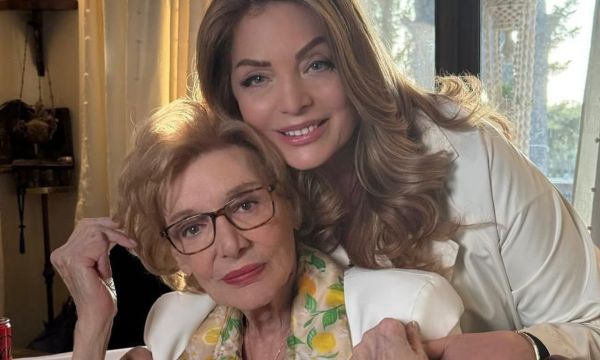 «Ήσουν δώρο»: Η Άντζελα Γκερέκου αποχαιρετά τη Μάρω Κοντού στη Γη της ελιάς & στο τελευταίο γύρισμα