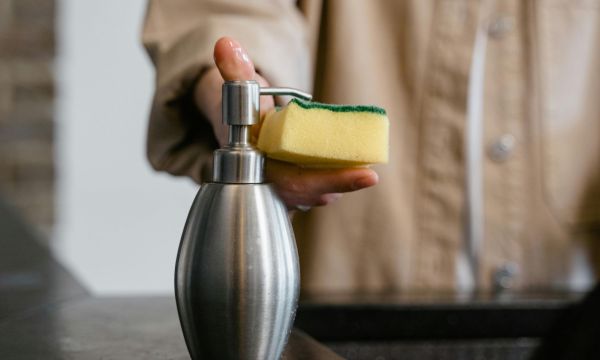 Ζάχαρη, μαγειρική σόδα, υγρό πιάτων: Γιατί αυτό το μείγμα είναι «μαγικό» για κάθε γωνιά του σπιτιού