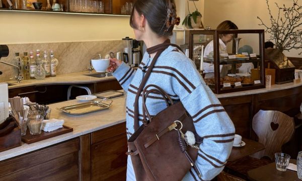 To αναπάντεχο color combo του 2026: Ο πιο fashion συνδυασμός baby blue + καφέ