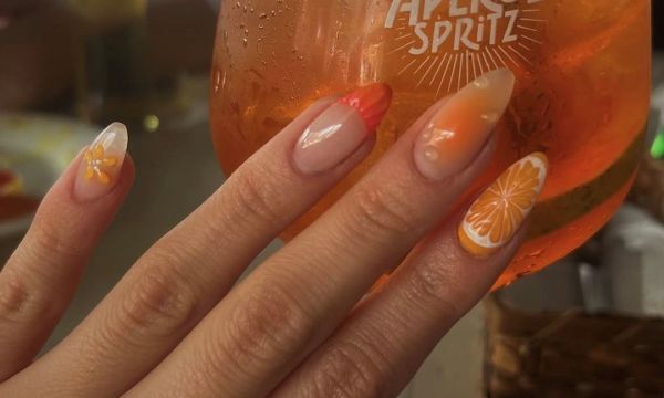 To forecast του beauty προβλέπει ότι τα Aperol Spritz manicure είναι η νέα mega τάση