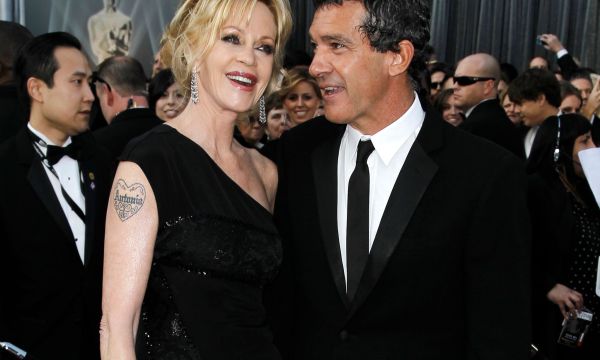 Όχι μόνο η Griffith με τον Banderas: 5 πρώην ζευγάρια που αγαπιούνται βαθιά