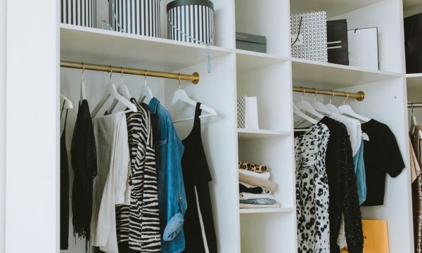 6 έξυπνα tips οργάνωσης ντουλάπας που θα κάνουν τα πρωινά σου πιο εύκολα