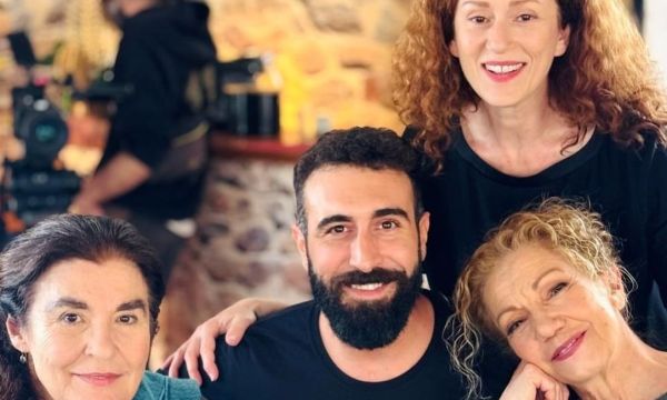 Ο παράξενος νέος έρωτας στη Γη της ελιάς ανάμεσα σε δολοφονίες και αποχωρήσεις ηθοποιών