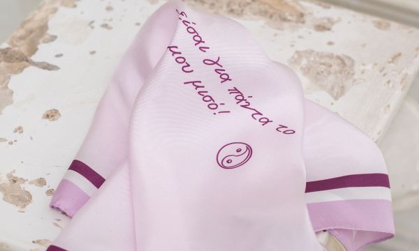 «Ένα μαντήλι για τη μαμά μου»: Ένα ελληνικό brand κάνει τα πιο τρυφερά, προσωποποιημένα δώρα